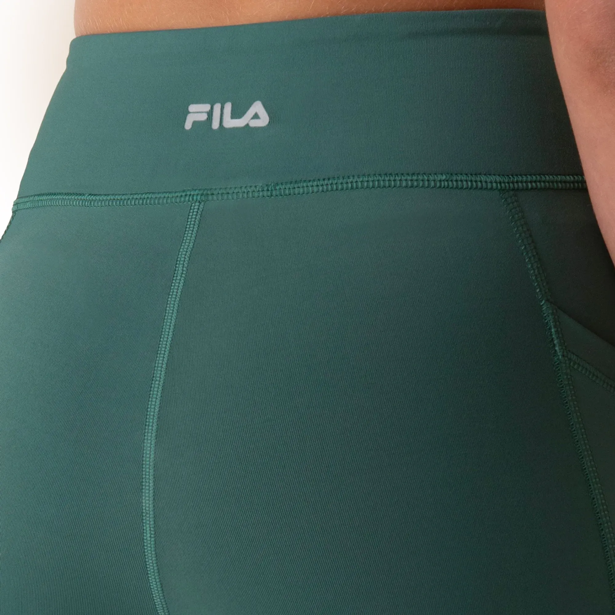 Calça legging esportiva feminina verde escuro com bolsos laterais vista traseira